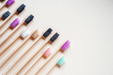 Siyah ve mor renkli çevre dostu bambu diş fırçaları, sıfır atık kavramı, sürdürülebilir yaşam tarzı