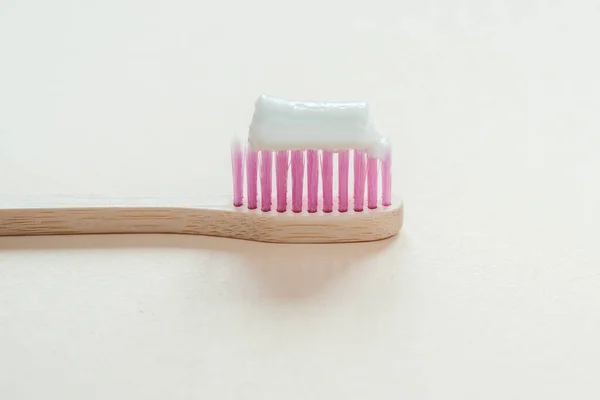 粉红竹子牙刷上有牙膏特写 牙科护理无浪费概念 可持续的生活方式 — 图库照片