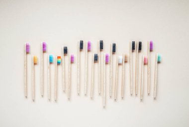 Siyah ve mor renkli çevre dostu bambu diş fırçaları, sıfır atık kavramı, sürdürülebilir yaşam tarzı