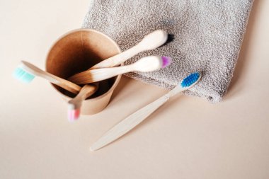 Kağıt bardakta sıfır atık bambu diş fırçası üst görünüm, sıfır atık konseptli diş bakımı, sürdürülebilir yaşam tarzı