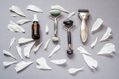 Microneedling derma silindiri, yeşim guasha masaj silindiri ve serum şişesi, ev mikronedling ve cilt bakımı