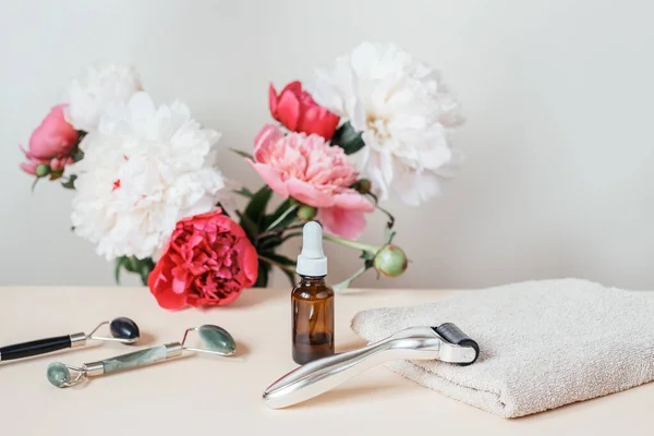 Microneedling derma silindiri, yeşim guasha masaj silindiri ve serum şişesi, ev mikronedling ve cilt bakımı
