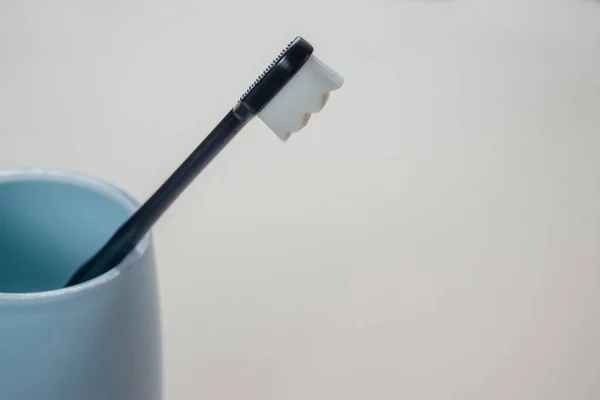 Trendy Zachte Borstelharen Tandenborstel Een Blauw Kopje Ultrafijne Tandenborstel Met — Stockfoto