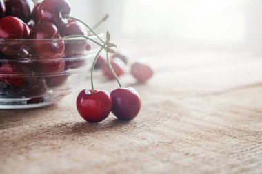 Tahta masada olgun bir kiraz. Yakın plan, yaz mevsimi sağlıklı yiyecekler.