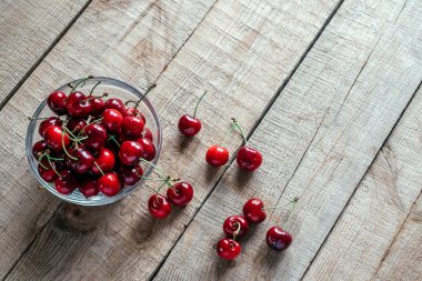 Tahta arka plan manzaralı kiraz, sağlıklı meyveli yaz bezi.