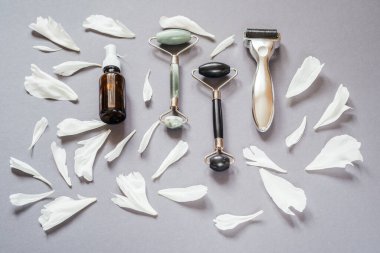 Microneedling derma silindiri, yeşim guasha masaj silindiri ve serum şişesi, ev mikronedling ve cilt bakımı