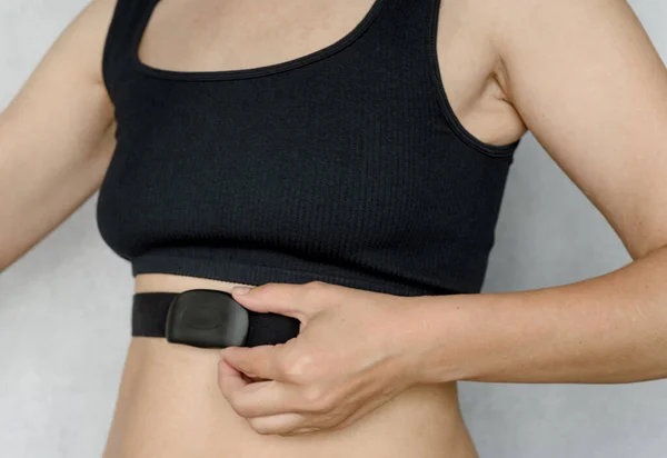 Kalp atış hızı monitörlü fitness kadını, koşu için kullanılan kalp atış hızı bandı takan kadın, sağlıklı yaşam tarzı.