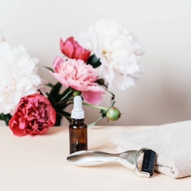 Microneedling derma silindiri, yeşim guasha masaj silindiri ve serum şişesi, ev mikronedling ve cilt bakımı