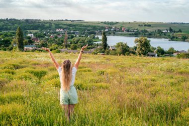 Göl ve bulutlu gökyüzü ile yaz manzarası. Güneşin batışı, ılık yaz gününde sakin suların altında. Yaz arkaplanı