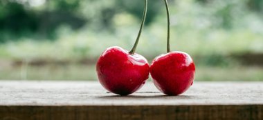 Olgun vişneli yakın plan yaz yeşil bokeh arka plan, yaz meyveleri vitamin ve antioksidan ile yüksek