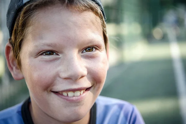 Niño feliz con la cara sudorosa después de jugar al fútbol retrato de cerca — Foto de Stock
