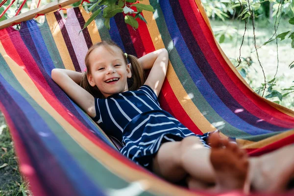 Linda chica en el colorido fondo de verano hamaca, vacaciones de verano actividades outdor — Foto de Stock