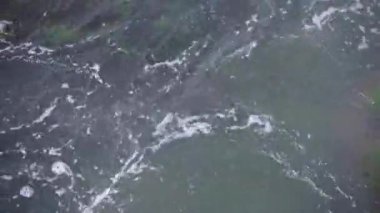 Dalgalar ve köpüklerle deniz yüzeyi, dalgalı okyanus manzarası