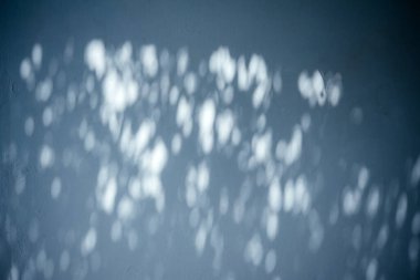 Beyaz duvar arka planında soyut gölgeler bırakır