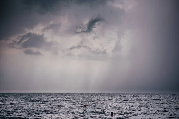 Temné deštivé mraky nad mořskou hladinou — Stock fotografie