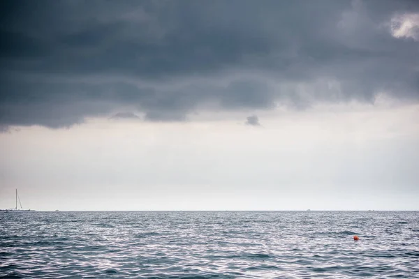 Tmavé Deštivé Mraky Nad Mořským Povrchem Pozadí — Stock fotografie