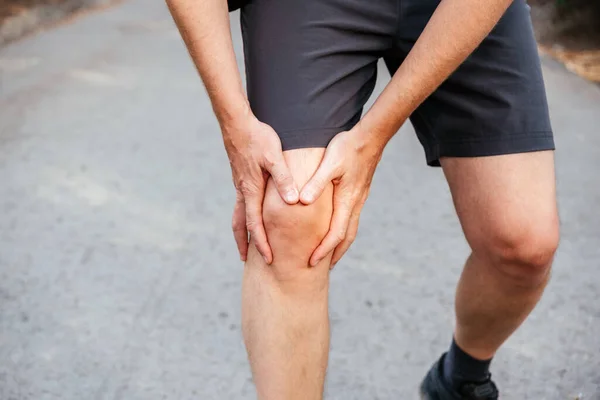 Femoral ağrı sendromu yüzünden diz çökmekte ya da düzeltmekte zorlanan bir adam.
