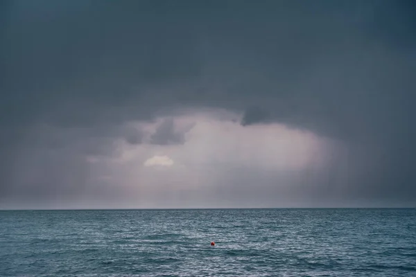 Tmavé Deštivé Mraky Nad Mořským Povrchem Pozadí — Stock fotografie