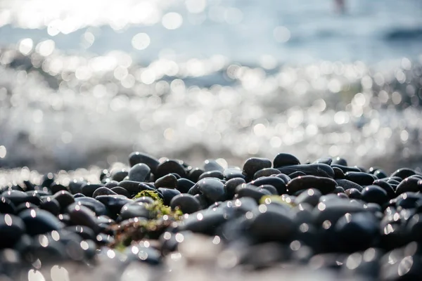 지중해의 잔잔하고 여름을 배경으로 안개가 해변의 자갈들 해변을 했습니다 — 스톡 사진