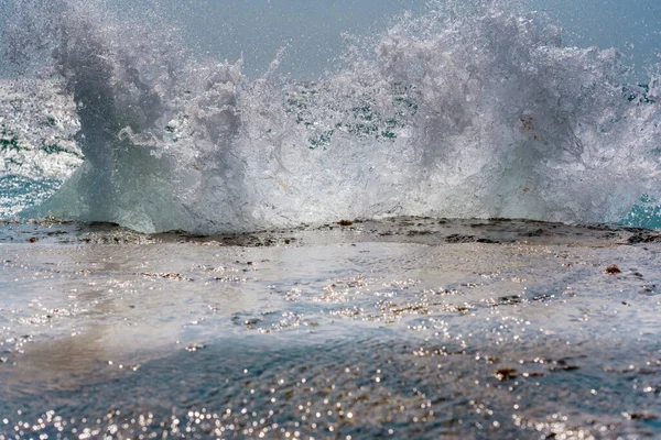 Těžká Mořská Vlna Roztříští Bílé Pěny Šplouchající Břehu Velká Vlna — Stock fotografie