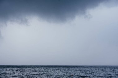 Deniz yüzeyinde kara yağmurlu bulutlar