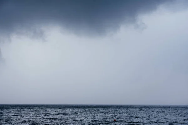 Dunkle Regenwolken Über Dem Hintergrund Der Meeresoberfläche — Stockfoto