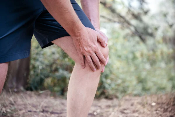 Femoral ağrı sendromu yüzünden diz çökmekte ya da düzeltmekte zorlanan bir adam.