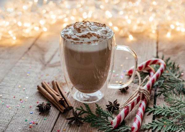 Weihnachten Schlagsahne Heiße Schokolade Mit Gewürzen Zuckerstangen Und Thuja Zweigen — Stockfoto