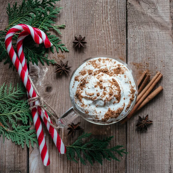 Heiße Schokolade Mit Weihnachtlichen Gewürzen Und Zuckerstangen Auf Hölzernem Hintergrund — Stockfoto