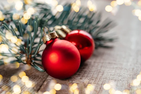 Червоні Різдвяні Кульки Гілки Сосен Дерев Яному Фоні Різдвяними Вогнями — стокове фото