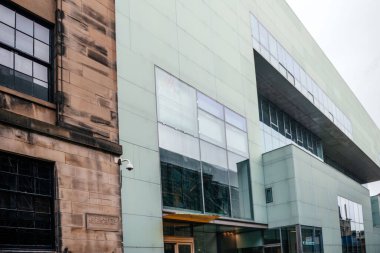 Glasgow Sanat Okulu 'ndaki Reid Binası' nın modern cam ve beton dış yüzeyi, tarihi Mackintosh tasarımı yapının yanında yer almaktadır. Tasarım, eğitim ve mimari konularında harika