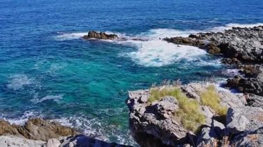 Sicilya, Palermo yakınlarındaki Capo Gallo Doğa Rezervi 'nin kayalık kıyı şeridi ve turkuaz sularının nefes kesici manzarası Akdeniz' in güzelliğini gözler önüne seriyor.