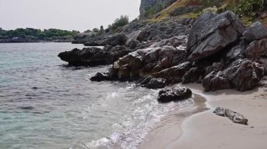 Mondello yakınlarındaki Capo Gallo 'da sakin bir sahil sahnesi kayalık kayalıklar, kristal berrak su ve doğa ve seyahat temaları için mükemmel huzurlu bir kıyı şeridi.