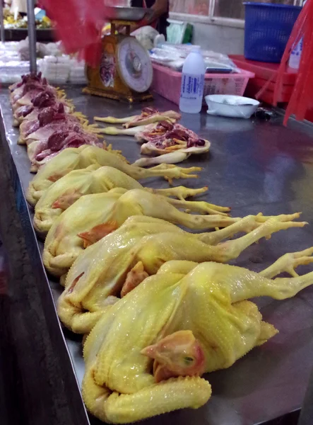 Pollo desplumado en un mercado . —  Fotos de Stock