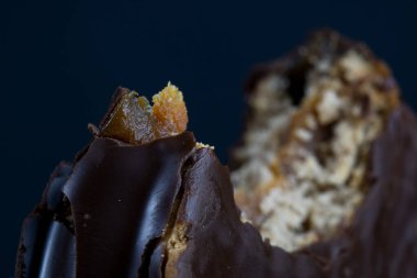 Isırılmış çikolata kaplı kurabiye karamel dolgusunu gösteriyor.