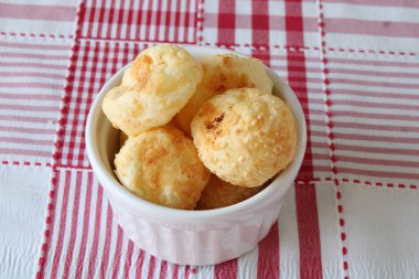 Fırında peynirli ekmek, beyaz turşu kabında.