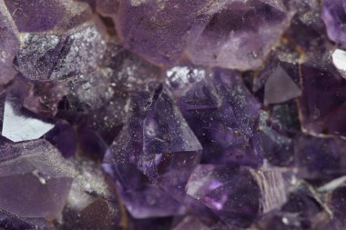 Yakın plan, pürüzlü mor ametist kristal oluşumlarını gösteriyor