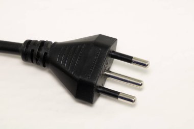 Siyah elektrik prizi beyaz arkaplanda dinleniyor