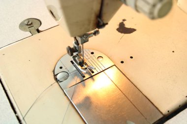 Vintage dikiş makinesinin iğne plakasını gösteren yakın plan