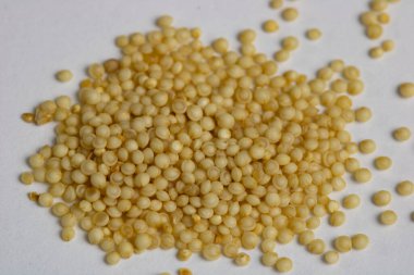 Yakından bakınca bir yığın ham amaranth taneciği görünüyor