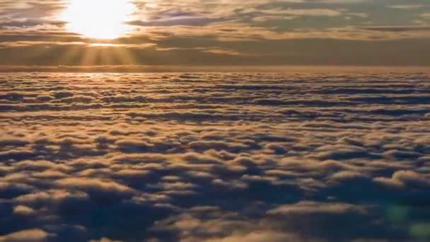 流れる雲の波の上夕日 — ストック動画