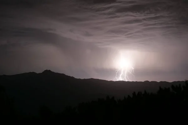 Dağlardaki gök gürültüsü ışığı