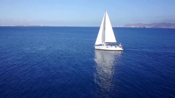 Sailing boat navigating with open sails — Stock Video