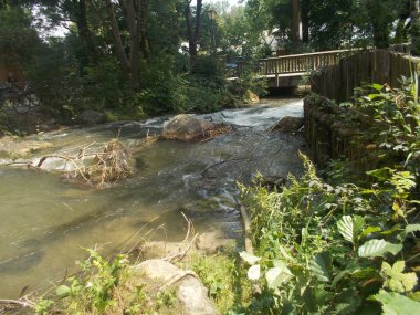 Su akışını izlerken