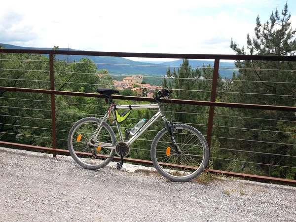 Fahrrad am Zaun — Stockfoto