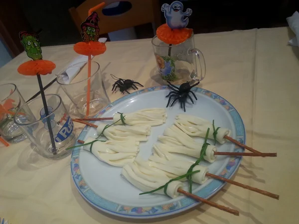 Jantar de Halloween com vassouras de queijo — Fotografia de Stock