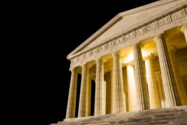 Canova Tapınağı gece görünümü. Roma sütunları