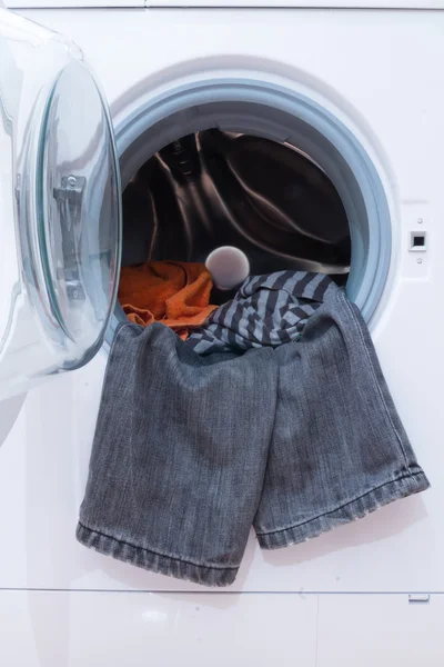 Çamaşır makinesi ve kıyafetler. — Stok fotoğraf