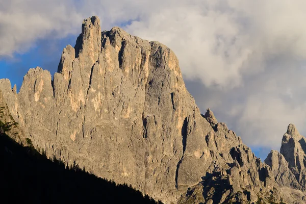 Haute montagne au crépuscule — Photo