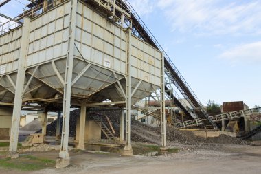 silolar ile taş ocağı